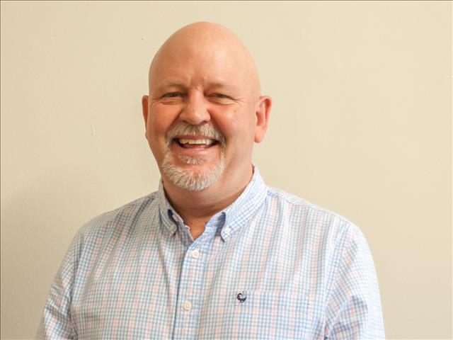 Die bekende politikus, Theo Venter praat met Pieter Moller | News Article