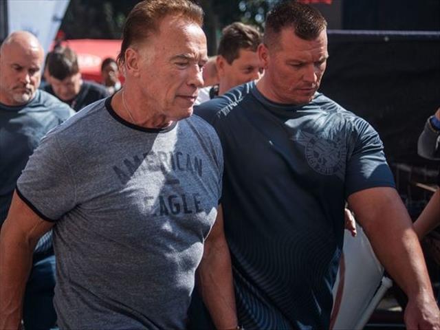-TBB- Watch Arnold Schwarzenegger gets dropped kicked by random person! | News Article