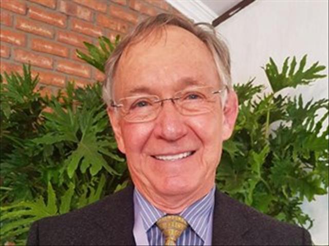 Dr Kobus Laubscher praat oor die belangrikheid van sand | News Article