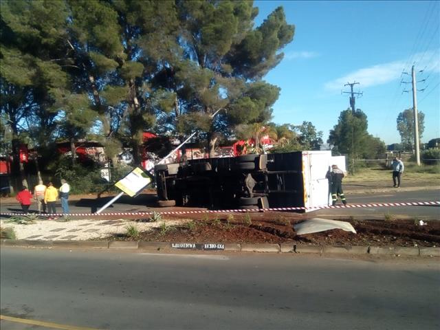 #BreakingNews: Truck overturned at dreaded traffic light in Bfn | News Article