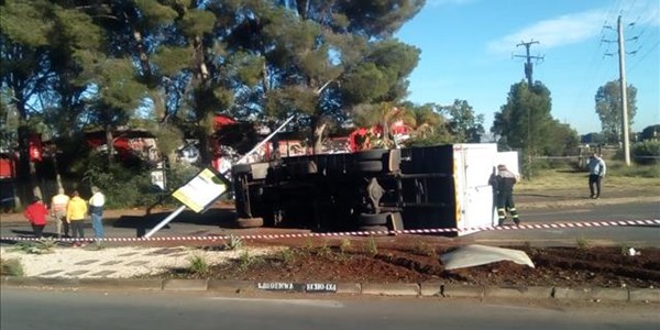 #BreakingNews: Truck overturned at dreaded traffic light in Bfn | News Article