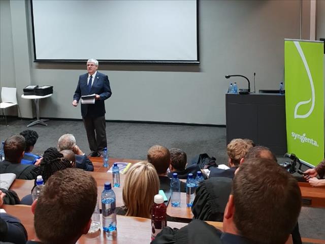 Jong mense moet leierskapsposisies inneem | News Article