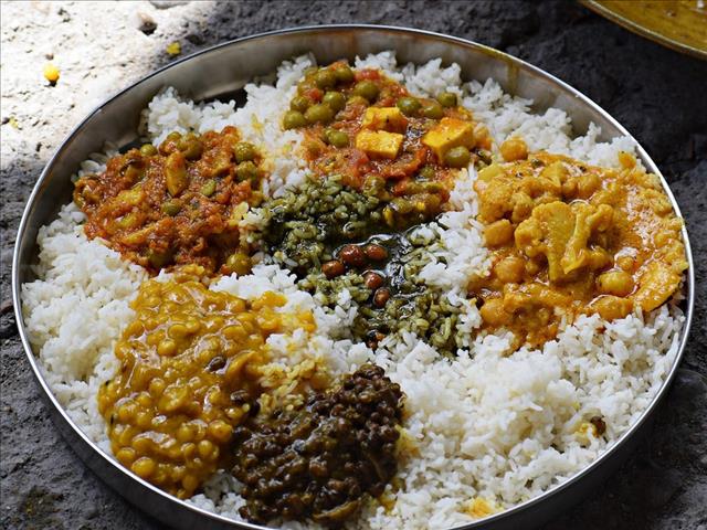India's first 'garbage cafe' to offer meals for plastic | News Article