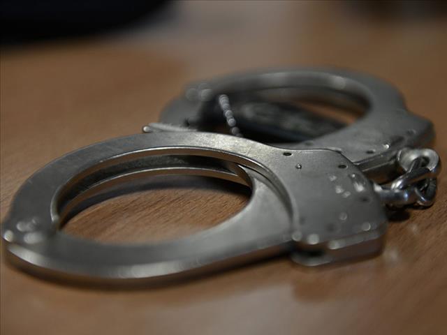 Vier vas ná polisieman, plaaslike inwoner se moorde | News Article