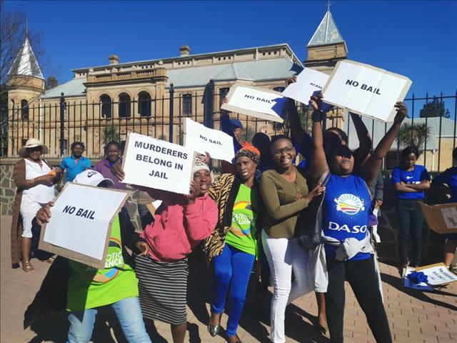 Caleb Motshabi-moorde: Drie beskuldigdes in hof | News Article