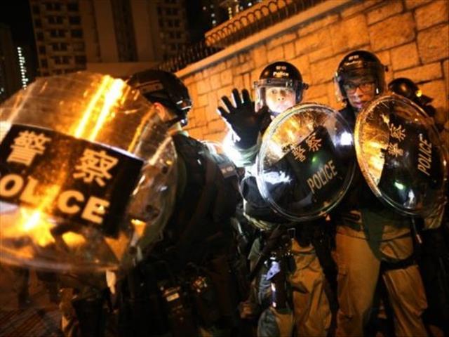 Hong Kong 'on brink as protesters unleash travel chaos' | News Article