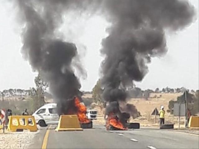 Road construction workers barricade Ventersdorp R53 | News Article