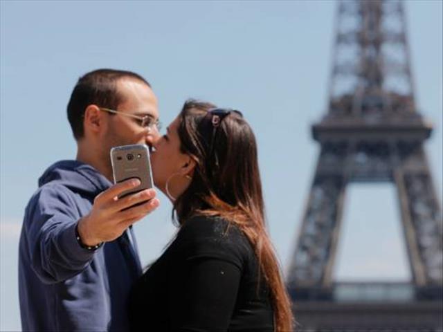 Weird Wide Web - Can  men take proper photos? | News Article