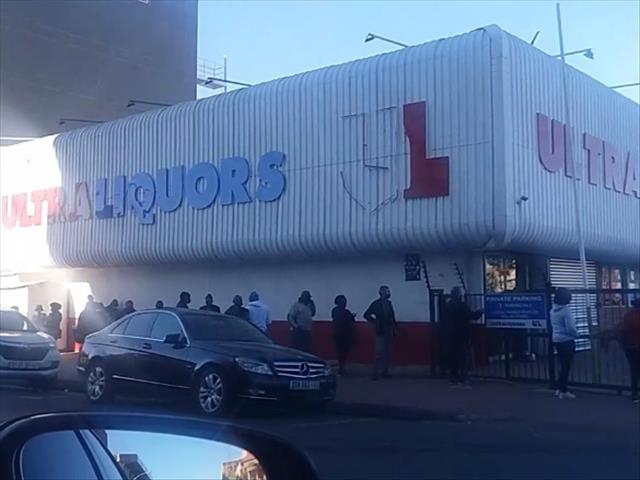 Long queues form outside Bfn liquor stores | News Article
