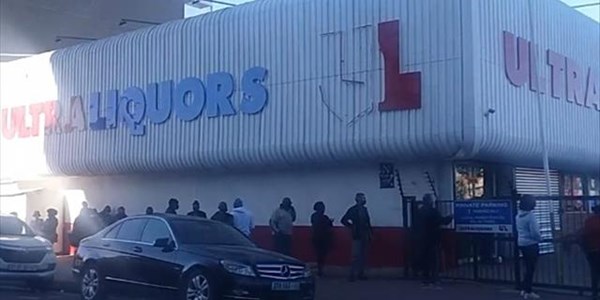 Long queues form outside Bfn liquor stores | News Article