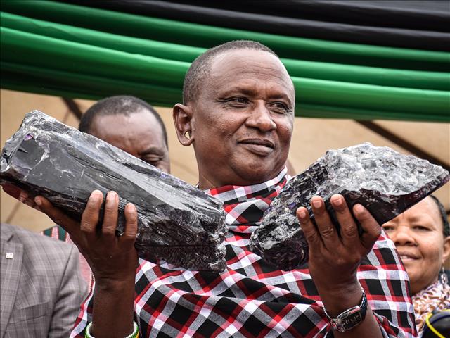 Miner becomes millionaire after finding huge tanzanite stones | News Article