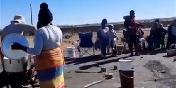Cooking protesters barricade highway Cooking protesters barricade highway | News Article