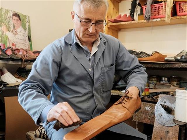 #Coronavirus: Cobbler makes social distancing shoes | News Article