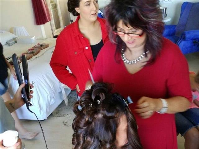 Kliënte ondersteun haarsalon deur grendeltyd | News Article