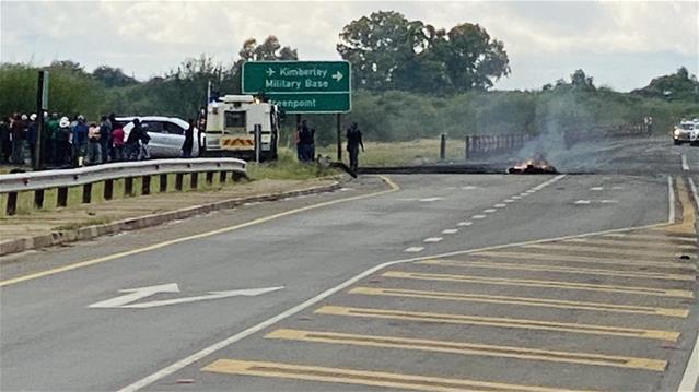 N8 into Kimberley temporarily shut down by protesting residents | News Article