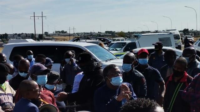Fikile Mbalula addresses protesting FS artists | News Article