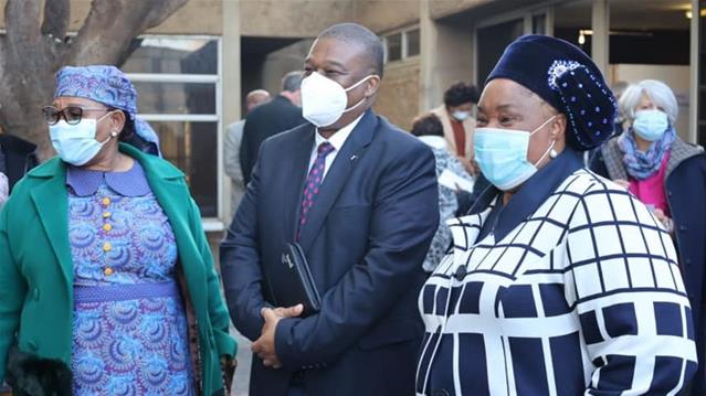 FS premier encouraged by elders at Universitas Hospital for vaccine jab | News Article