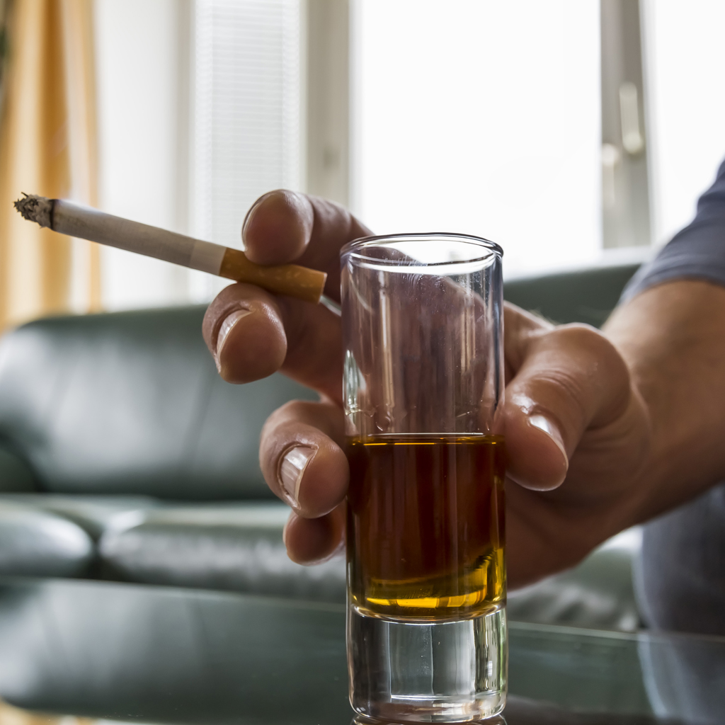 smoking-and-drinking-raise-dementia-risk-ofm