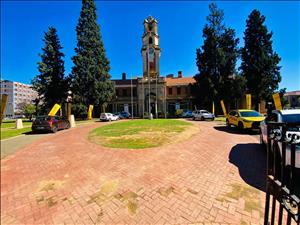 Vier saam Afrikaans 100 en wen!