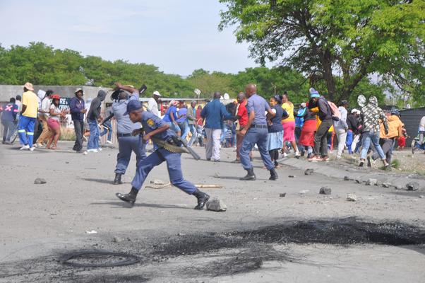 Police fire rubber bullets at protesters in Kroondal, Rustenburg | OFM